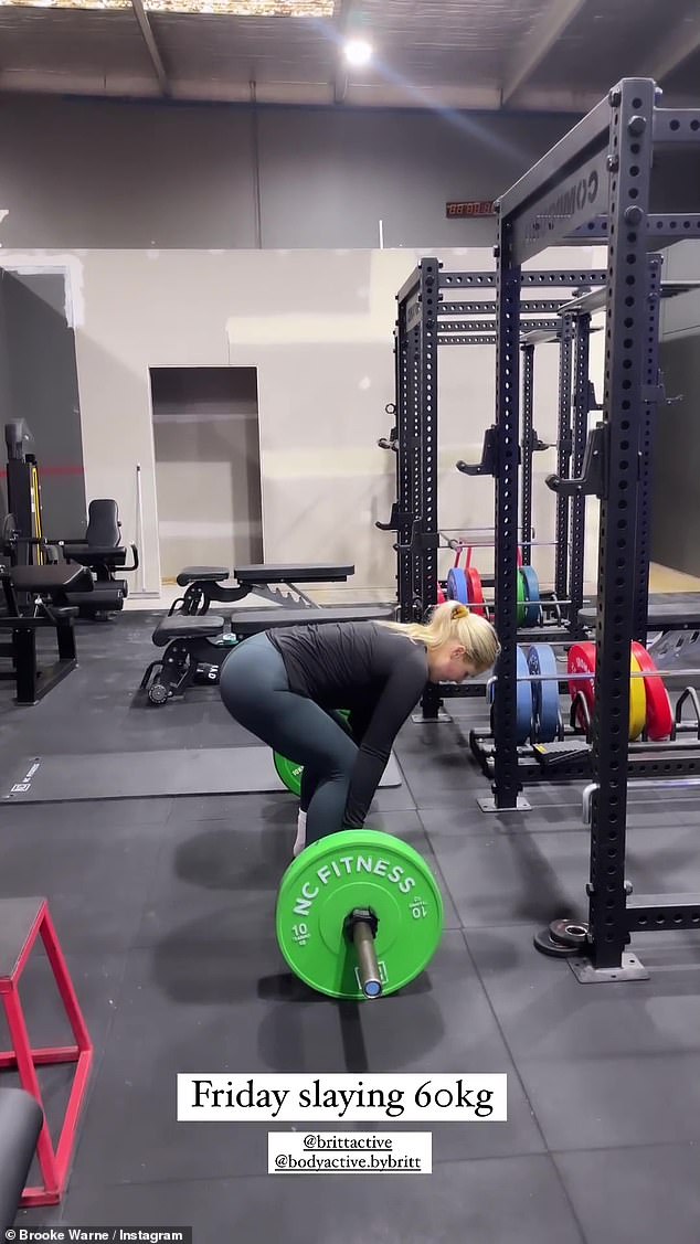 La influencer, de 26 años, flexionó su figura en forma y reveló que levantó la friolera de 60 kilos.